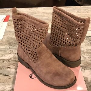 Mudd light brown suede boots